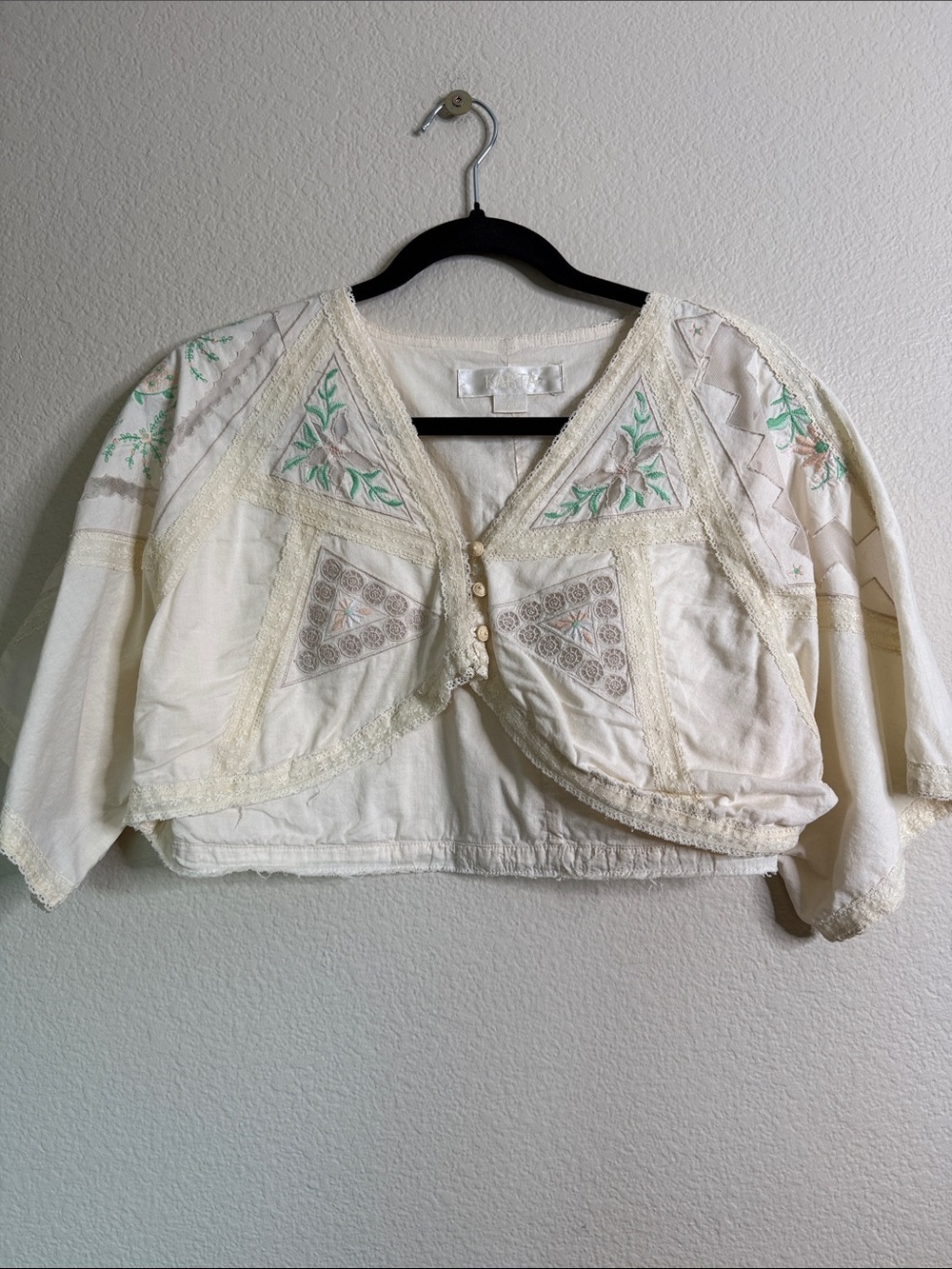 Karta Shrug vintage women’s size ? Cream embroidered